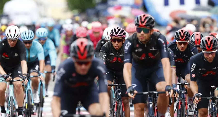 Egan Bernal y otros corredores del Giro de Italia ilustran nota sobre cambio en el recorrido de la etapa 16