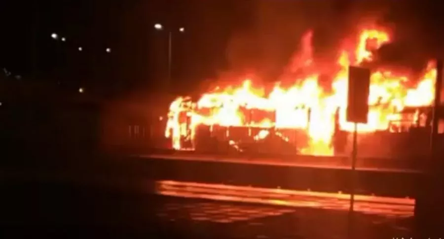 Bus de Transmilenio quemado en Soacha, al sur de Bogotá