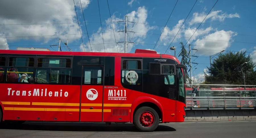 Bus de Transmilenio ilustra nota sobre novedades del sistema en este lunes 24 de mayo 