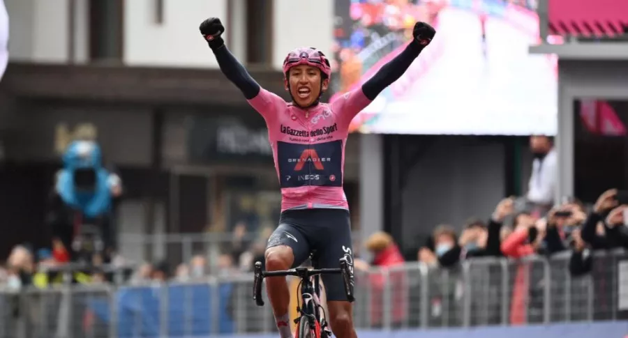 Egan Bernal celebró el triunfo en la etapa 16 del Giro de Italia 2021 con un grito de desahogo en la línea de meta. 