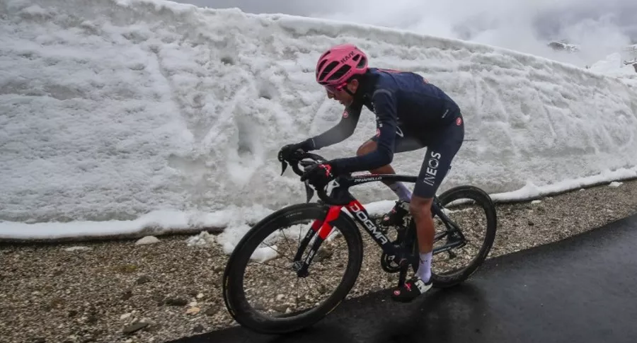 Egan Bernal en la etapa 16 del Giro de Italia, ilustra nota de video del momento en que Egan Bernal corona la cima Coppi