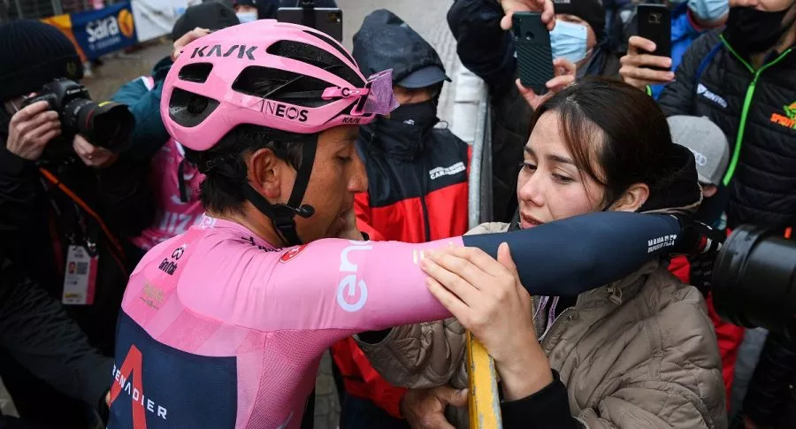 Foto del beso que se dieron Egan Bernal y su novia, María Fernanda Motas, al final de la etapa 16 del Giro de Italia 2021.