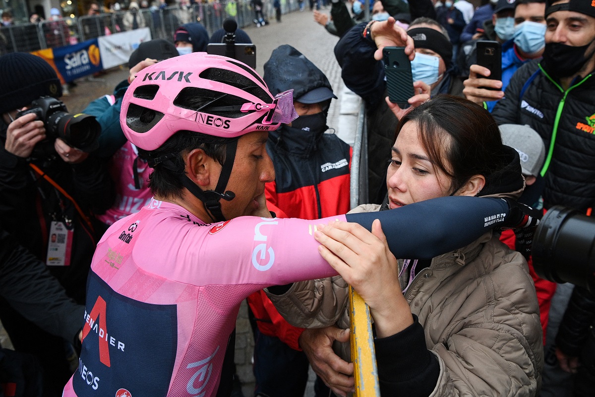 Foto Del Beso De Egan Bernal A Su Novia En Etapa 16 Del Giro De Italia 2021