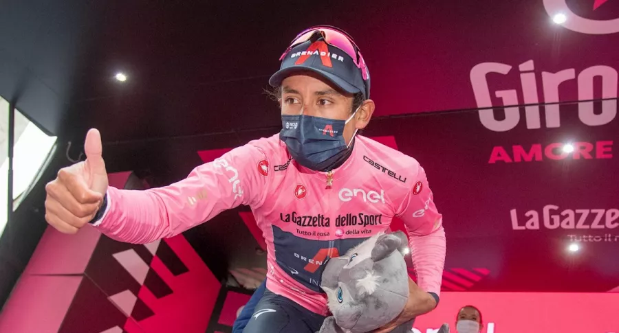 Egan Bernal celebrando victoria en la etapa 16 del Giro de Italia ilustra nota sobre mensajes de políticos 