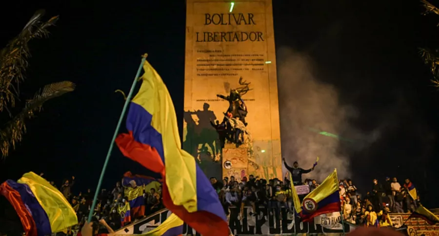 Desmontan estatua de Simón Bolívar en el Monumento a Los Héroes, en Bogotá, en medio del paro nacional. 