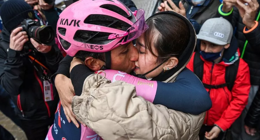 Egan Bernal y su novia, a quien le dejó un romántico mensaje de amor luego de su triunfo en la etapa 16 del Giro de Italia