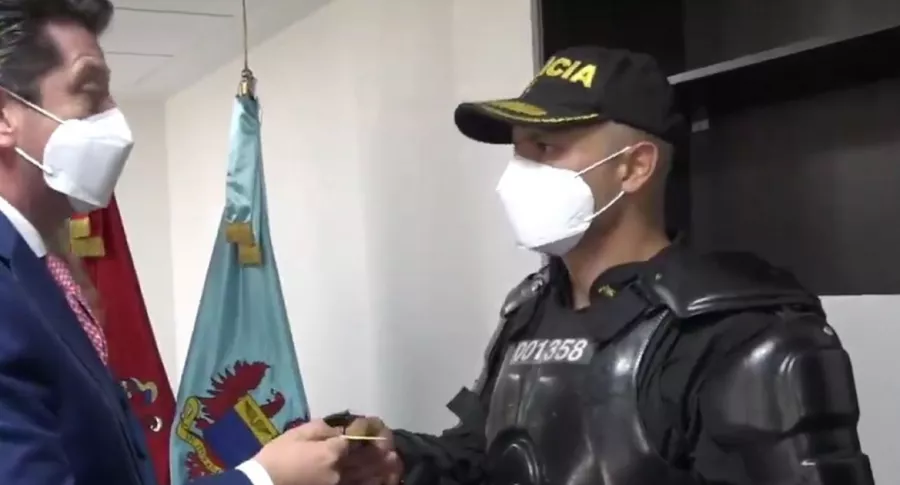 Ministro de Defensa, Diego Molano, entrega bonos a policías del Esmad en Medellín