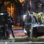 [Video] Otro policía atacado por vándalos con bombas molotov; esta vez, en Antioquia
