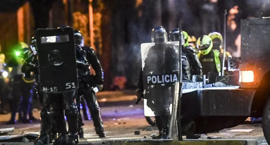 Imagen de policías que ilustra nota; Paro nacional: otro policía atacado por vándalos con bombas molotov