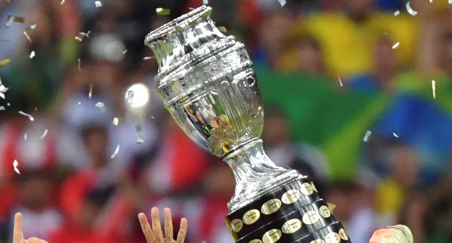 Argentina también estaría pidiendo aplazar la Copa América. Imagen del trofeo.