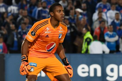 Wuilker Faríñez con Millonarios, equipo que recibirá buen dinero por la venta del arquero venezolano al Lens