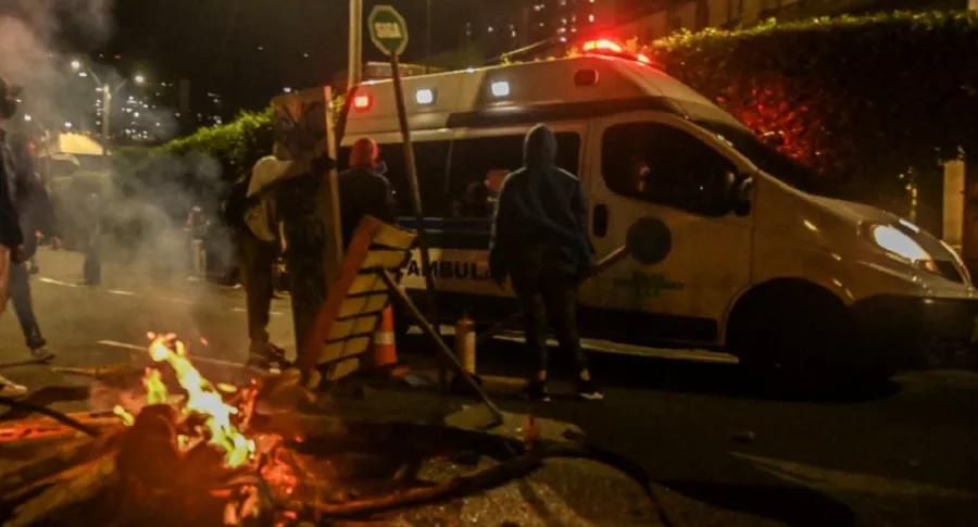 Imagen de una ambulancia vandalizada, en Medellín, ataques por los que investigarán a concejal de Bogotá