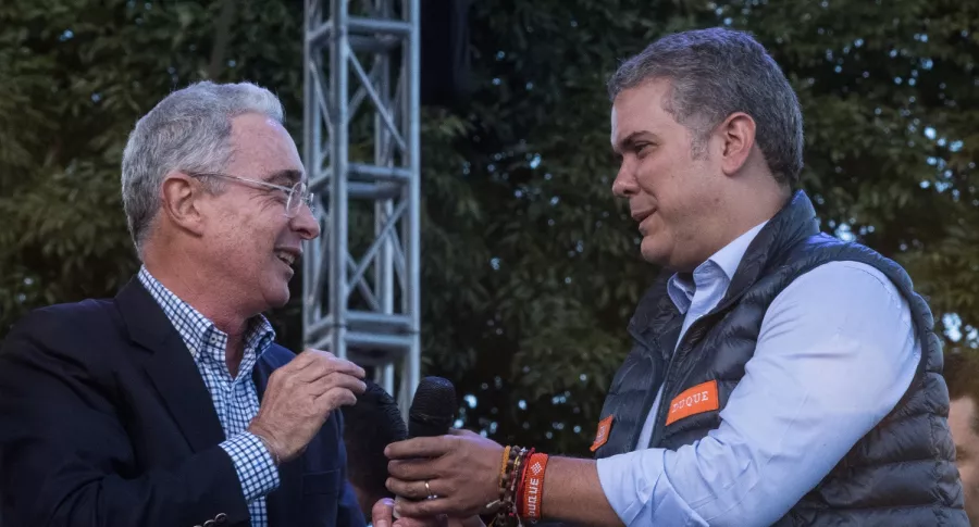 Álvaro Uribe e Iván Duque, en nota sobre desaprobación de ellos