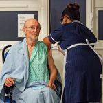 Muere a los 81 años el primer hombre del mundo en recibir la vacuna contra el coronavirus