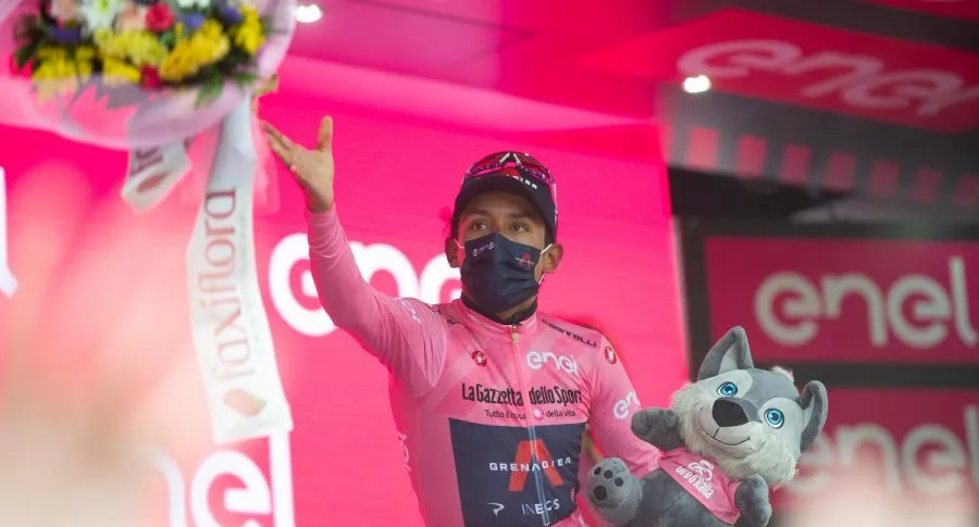 Egan Bernal celebrando en podio de Giro de Italia 2021, ilustra nota sobre quién es su novia María Fernanda Motas y cómo se dicen.