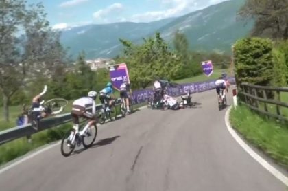 (Video) Caída en etapa 17 del Giro de Italia; Remco Evenepoel casi se retira