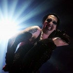 Emiten orden de arresto contra cantante Marilyn Manson, por agresión a reportera de TV