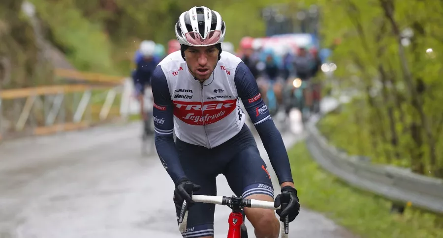 El italiano Giulio Ciccone, rival de Egan Bernal, sigue en Giro de Italia 2021 pese a fuerte caída en etapa 17.
