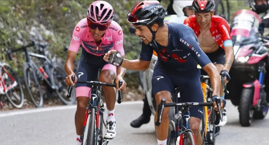 Daniel Felipe Martínez alentó a Egan Bernal en la etapa 17 del Giro de Italia 2021 mientras sufría en el último puerto de montaña.