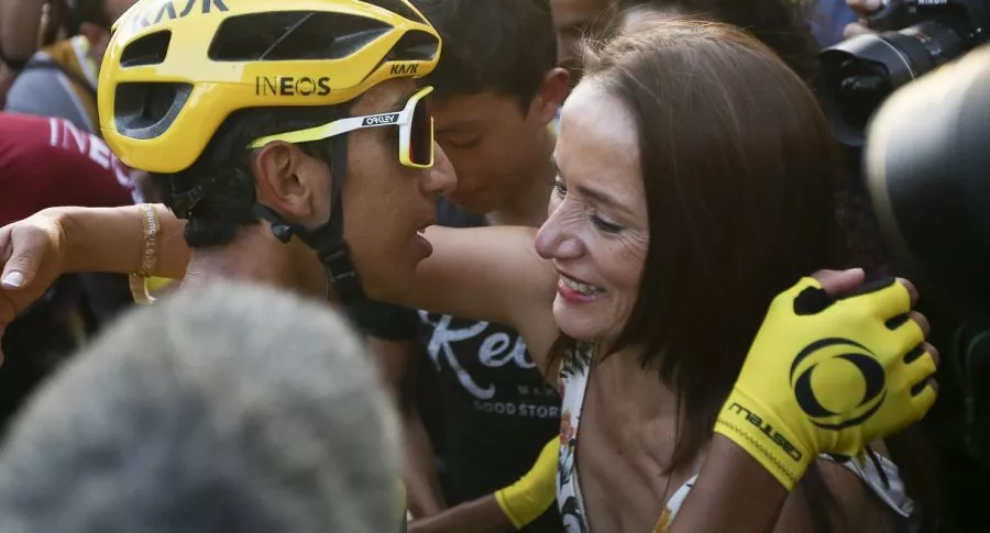 Egan Bernal con su mamá, quien cumplió años este miércoles durante la etapa 17 del Giro de Italia