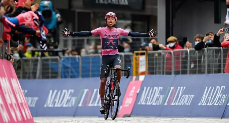 Egan Bernal celebrando en el Giro de Italia el 24 de mayo de 2021.