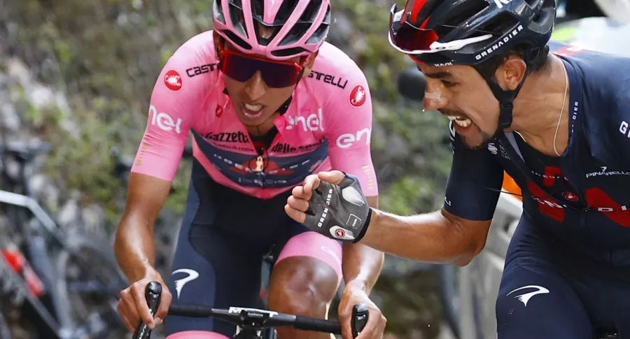 Egan Bernal recibiendo apoyo de Daniel Felipe Martínez en la etapa 17 del Giro de Italia