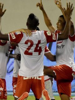 Presidente de Santa Fe critica a los jugadores por rezar más que jugar.