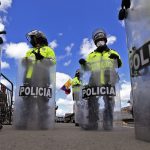 [Video] Humillante trato a 8 policías de civil en Cali: los amarraron y les quemaron carro