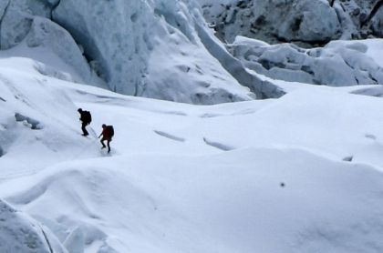 Imagen de dos alpinistas ilustra artículo Coronavirus: dos islandeses llegan hasta cima del Everest, contagiados