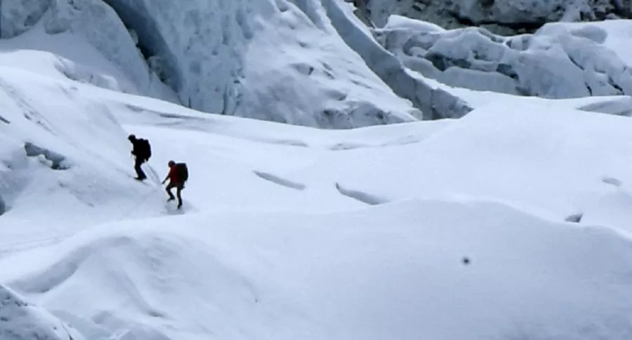 Imagen de dos alpinistas ilustra artículo Coronavirus: dos islandeses llegan hasta cima del Everest, contagiados