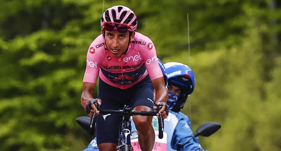 Egan Bernal en el Giro de Italia, quien dijo que está bien de la espalda antes de la última etapa de montaña