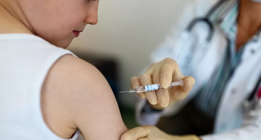 Imagen de la vacunación a un niño, población para la que Europa aprobó el fármaco de Pfizer