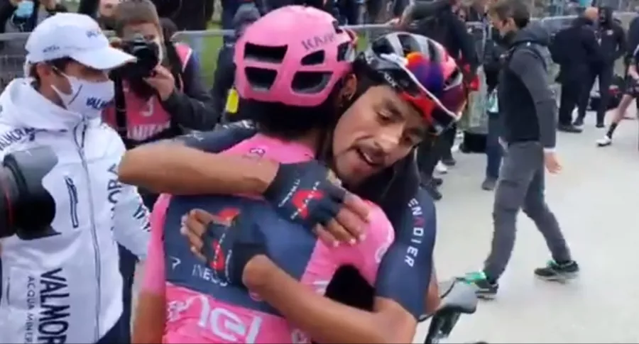 Abrazo de Egan Bernal con Daniel Felipe Martínez tras etapa 20 del Giro de Itali