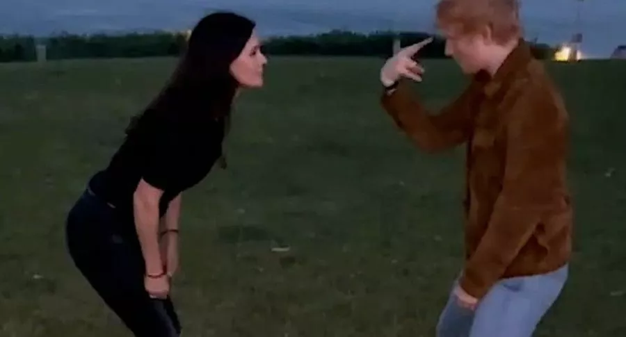 Foto tomada de video Baile de 'Friends' con Ed Sheeran y Courteney Cox, Mónica en 'Friends'