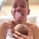 [Video] “Le estoy ablandando la chupa”: ‘Rigo’ muestra su trabajo de papá