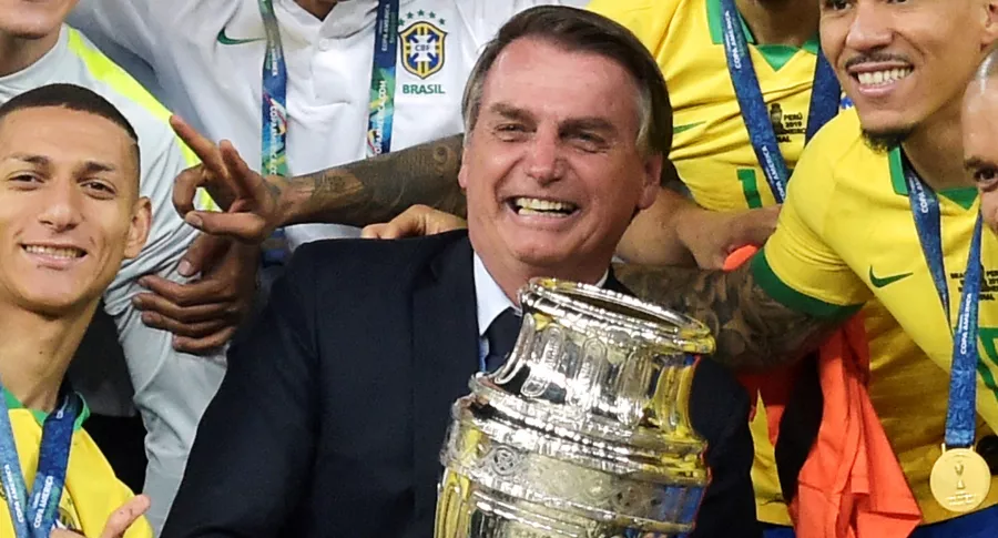 "Copa América de porquería": Luis Roberto, narrador de Brasil en Sport TV. Imagen de Bolsonaro con la Copa.