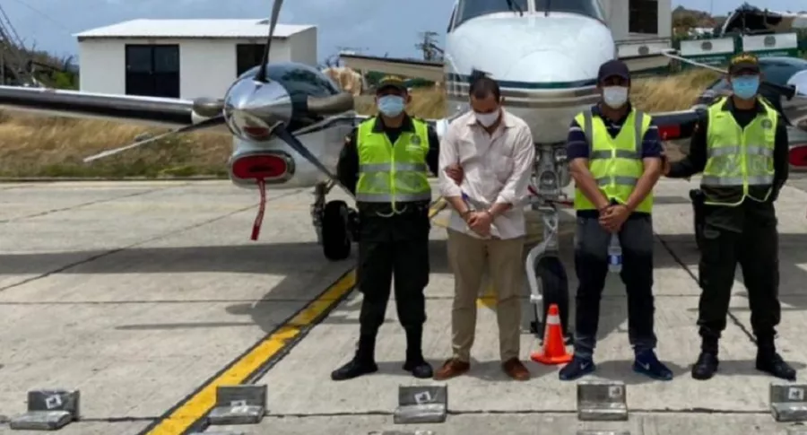 Imagen de la captura del piloto y del hallazgo del cargamento de droga en avión ligado a esposo de Alejandra Azcárate