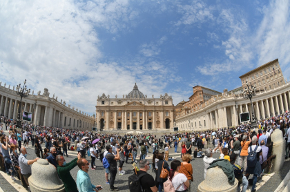 Imagen de la Plaza de San Pedro, en el Vaticano, ilustra artículo Pedofilia es introducida por Vaticano en Código de Derecho Canónico