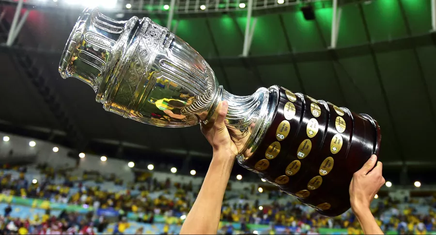 Jugadores del continente podrían bajarse de la Copa América de Brasil. Imagen del trofeo.