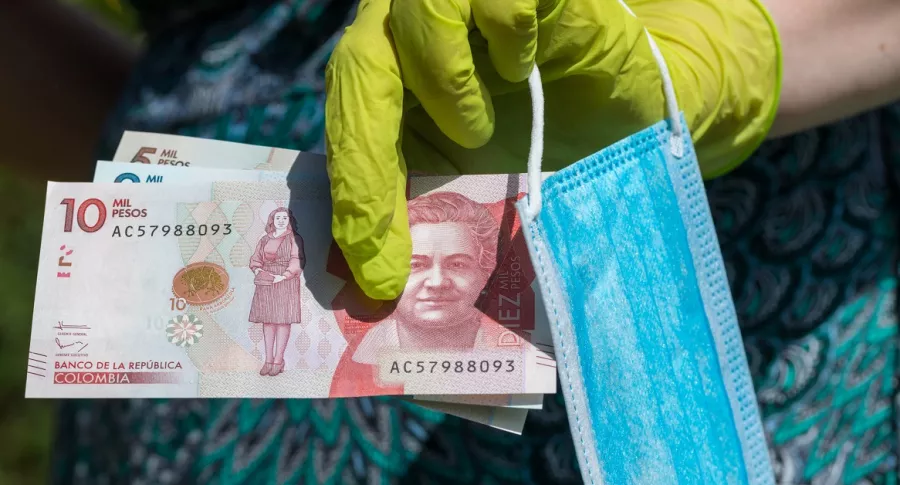 Imagen de una persona con dinero, que ilustra información sobre extender el programa Ingreso Solidario