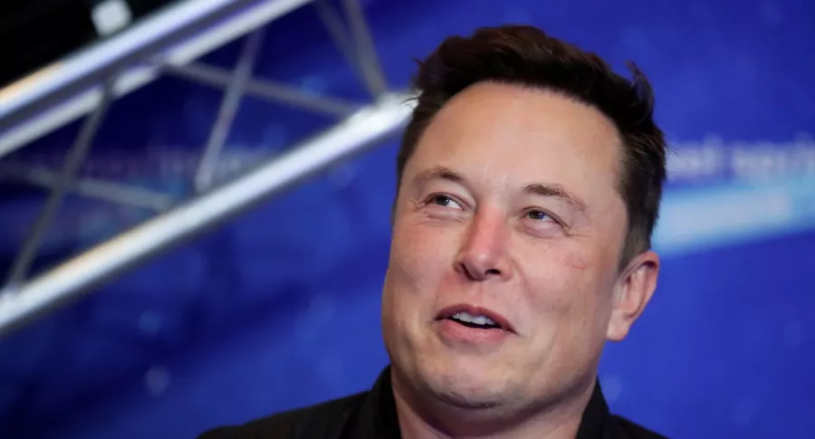 Foto de Elon Musk ilustra nota sobre su explicación del aumento de precios de los Tesla