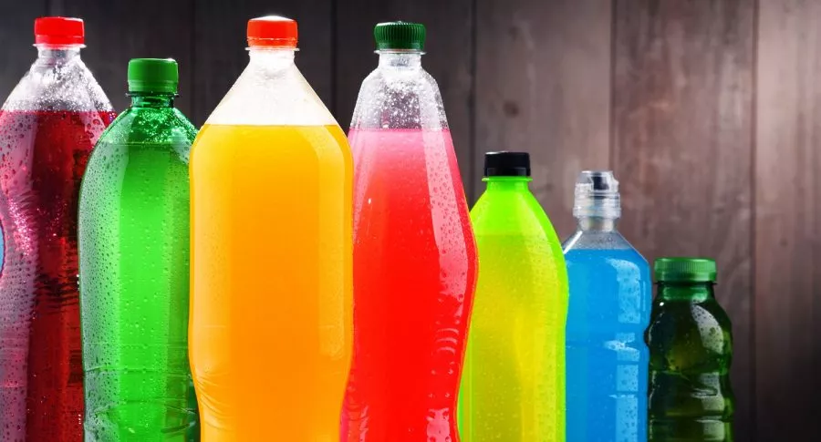 Bebidas ilustra nota sobre que el Congreso aprobó proyecto que regula la comercialización de bebidas azucaradas en colegios