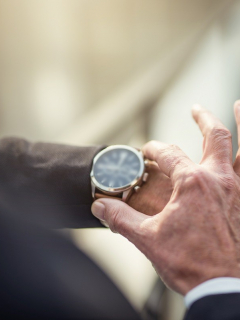 Imagen ilustrativa de hombre mirando un reloj y de 'la Liendra' y 'Luisito Comunica' con un Rolex, a propósito de cuánto vale un Rolex en Colombia y famosos que han comprado uno.