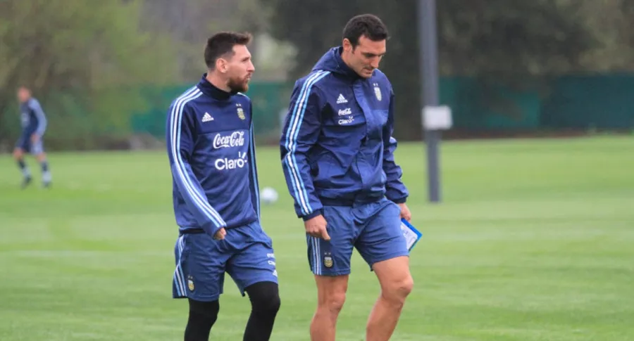 Lionel Messi junto a Lionel Scaloni, seleccionador de Argentina, quien no está de acuerdo con la Copa América en Brasil