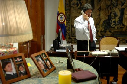 Uribistas en Washington dejaron plantado a embajador Francisco Santos
