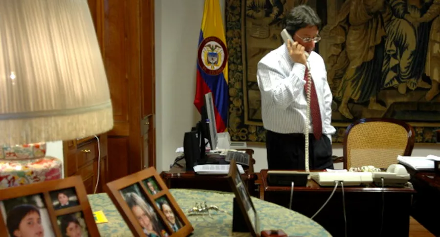 Uribistas en Washington dejaron plantado a embajador Francisco Santos