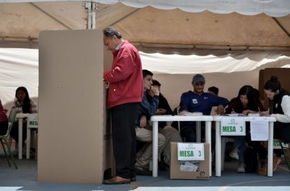 Foto de hombre votando ilustra nota sobre aspirantes a las elecciones presidenciales Colombia 2022 