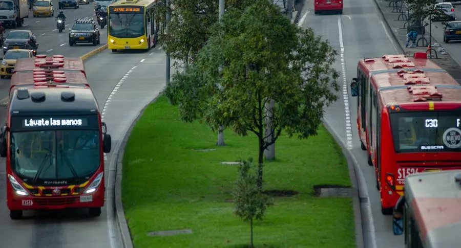 Buses de Transmilenio ilustran nota sobre que no hubo buses ni estaciones vandalizados, tras partido de la Selección Colombia
