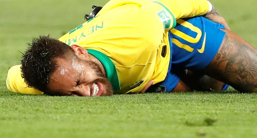 Neymar, tumbado por hinchas en Brasil antes partido con Ecuador en Eliminatoria. Imagen de jugador del PSG.