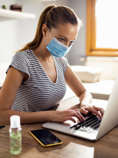 Imagen de mujer trabajando, a propósito de las 700 ofertas de empleo en Compensar